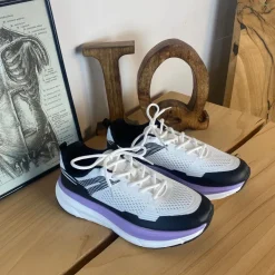 Hvide, stødabsorberende sko i åndbart mesh.