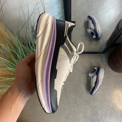 Hvide, stødabsorberende sko i åndbart mesh.