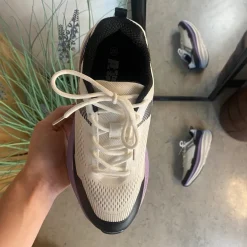 Hvide, stødabsorberende sko i åndbart mesh.