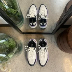 Hvide, stødabsorberende sko i åndbart mesh.