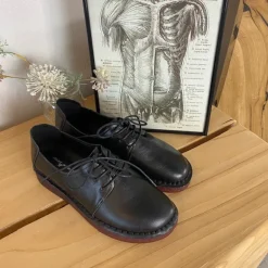 Klassisk sort snøresko i glat skind med udtagelig indersål & fleksibel gummisål