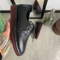 Klassisk sort snøresko i glat skind med udtagelig indersål & fleksibel gummisål