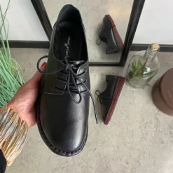 Klassisk sort snøresko i glat skind med udtagelig indersål & fleksibel gummisål