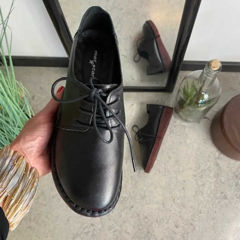 Klassisk sort snøresko i glat skind med udtagelig indersål & fleksibel gummisål