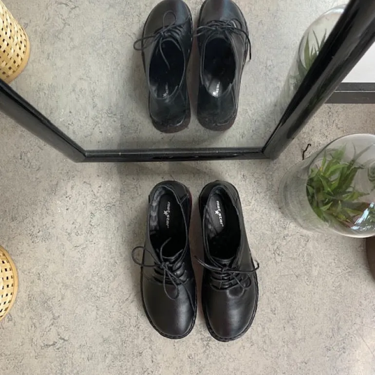 Klassisk sort snøresko i glat skind med udtagelig indersål & fleksibel gummisål