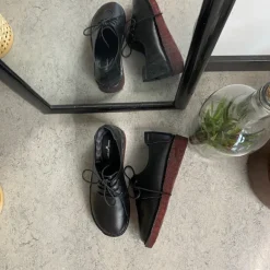 Klassisk sort snøresko i glat skind med udtagelig indersål & fleksibel gummisål