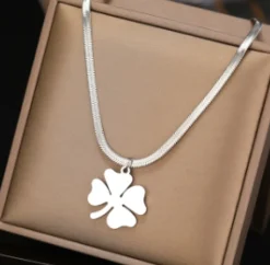 Kløver halskæde i Sølvtone