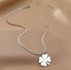 Kløver halskæde i Sølvtone