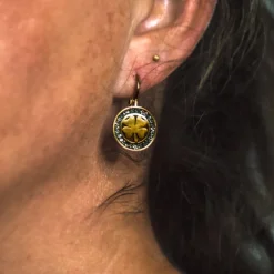 Kløver øreringe med sten i guldtone