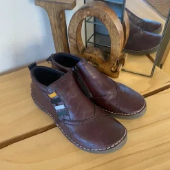 Kort bordeuxfarvet støvle fra Rieker med flotte detaljer