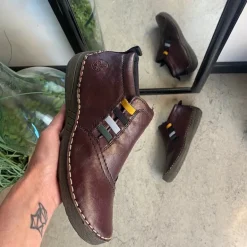 Kort bordeuxfarvet støvle fra Rieker med flotte detaljer