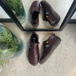 Kort bordeuxfarvet støvle fra Rieker med flotte detaljer