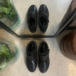 Kort damestøvle med velcrolukning