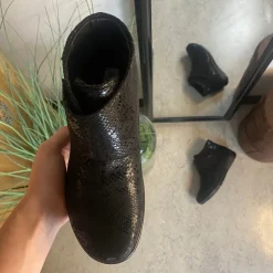 Kort damestøvle med velcrolukning