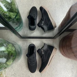 Kort foret vinterstøvle i sort med dobbelt lynlås