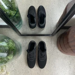 Kort foret vinterstøvle i sort med dobbelt lynlås