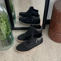 Kort foret vinterstøvle i sort med dobbelt lynlås