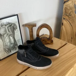 Kort foret vinterstøvle i sort med dobbelt lynlås