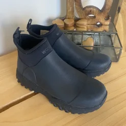 Kort sort gummistøvle fra Woden med svangstøtte og god stødabsorbering.
