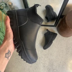 Kort sort gummistøvle fra Woden med svangstøtte og god stødabsorbering.