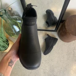 Kort sort gummistøvle fra Woden med svangstøtte og god stødabsorbering.