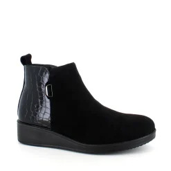 Kort sort støvle med lakdetaljer ved hælen