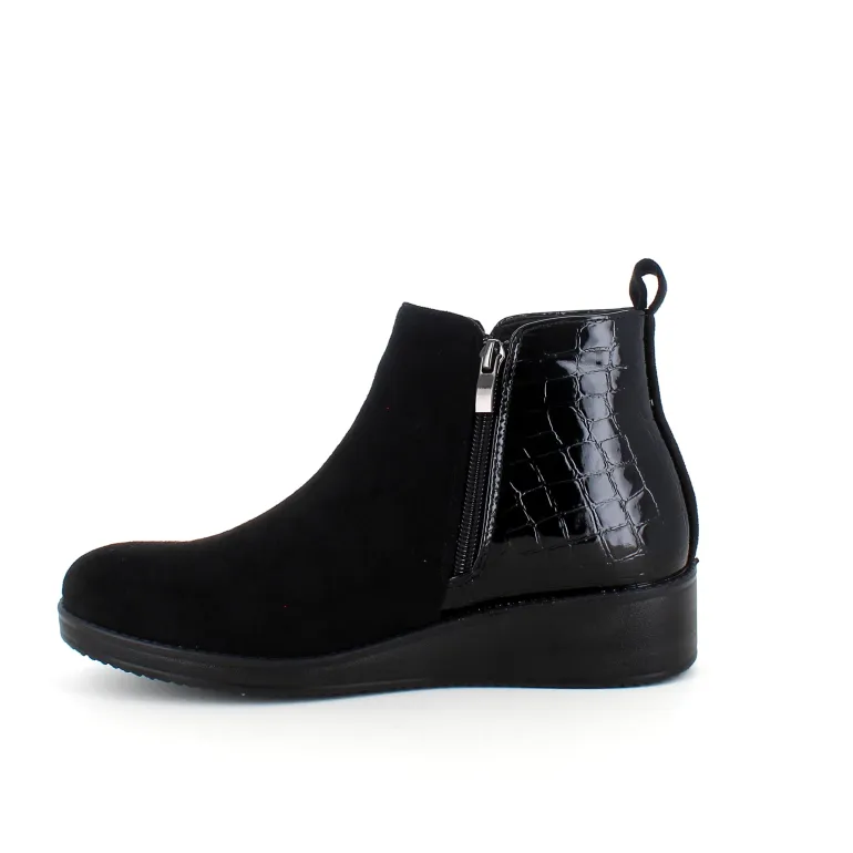 Kort sort støvle med lakdetaljer ved hælen