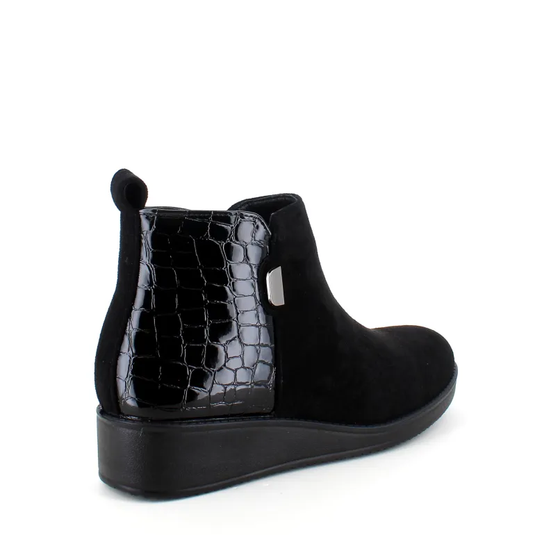 Kort sort støvle med lakdetaljer ved hælen