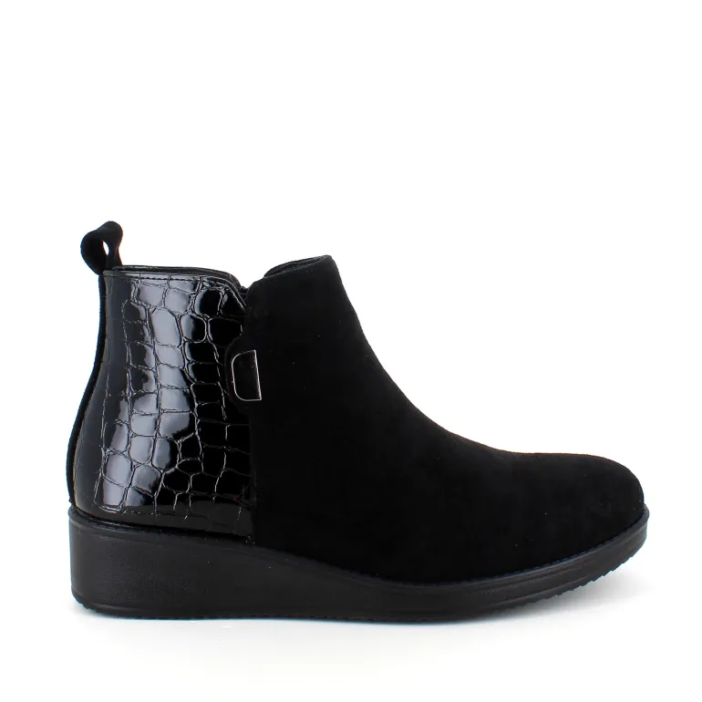 Kort sort støvle med lakdetaljer ved hælen