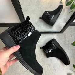 Kort sort støvle med lakdetaljer ved hælen