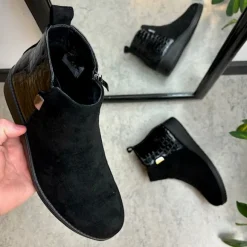 Kort sort støvle med lakdetaljer ved hælen