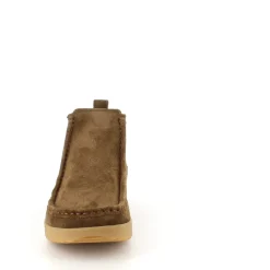 Kort støvle fra Nature i blødt brunt ruskind.