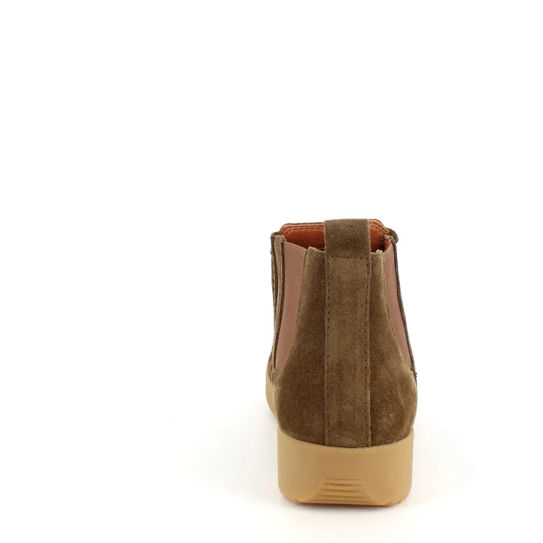 Kort støvle fra Nature i blødt brunt ruskind.
