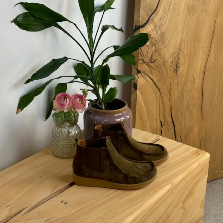 Kort støvle fra Nature i blødt brunt ruskind.