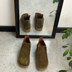 Kort støvle fra Nature i blødt brunt ruskind.