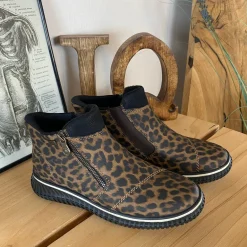 Kort støvle fra Rieker med leo print og let for
