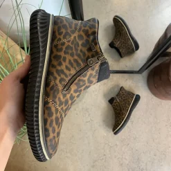 Kort støvle fra Rieker med leo print og let for