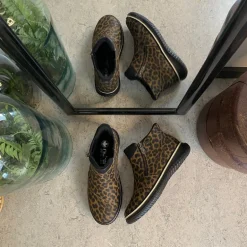 Kort støvle fra Rieker med leo print og let for