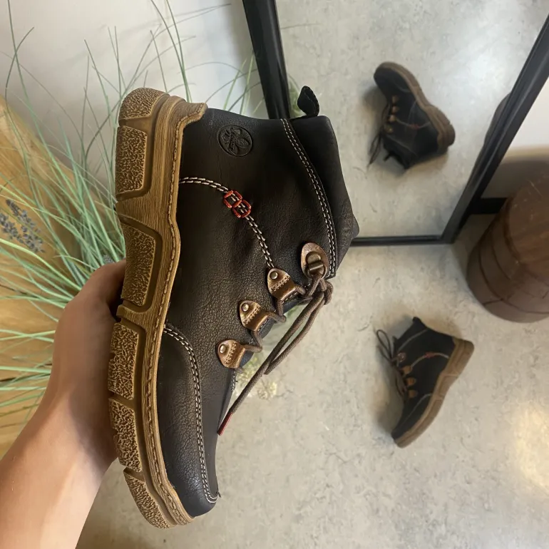 Kort støvle fra Rieker med let for