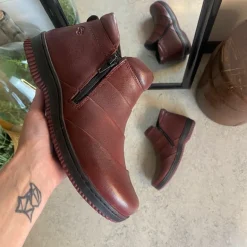 Kort støvle i bordeaux skind fra Green Comfort
