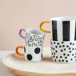 Krus med håndtegnede hjerter og lyserød hank – romantisk og moderne design