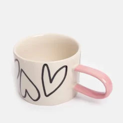 Krus med håndtegnede hjerter og lyserød hank – romantisk og moderne design