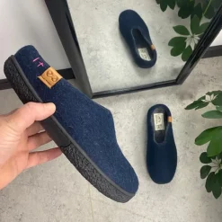 Lav blå hjemmesko i uld med skridhæmmende såler fra Green Comfort