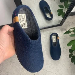 Lav blå hjemmesko i uld med skridhæmmende såler fra Green Comfort