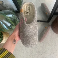 Lav Green Comfort uld hjemmesko med Støt Brysterne logo