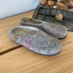 Lav Green Comfort uld hjemmesko med rågummisål og Støt Brysterne logo