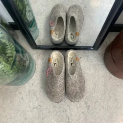 Lav Green Comfort uld hjemmesko med rågummisål og Støt Brysterne logo