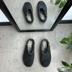 Lav mørk grå hjemmesko i uld med skridhæmmende såler fra Green Comfort
