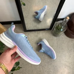 Lavendelblå, åndbar sko med let svangstøtte