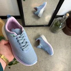 Lavendelblå, åndbar sko med let svangstøtte